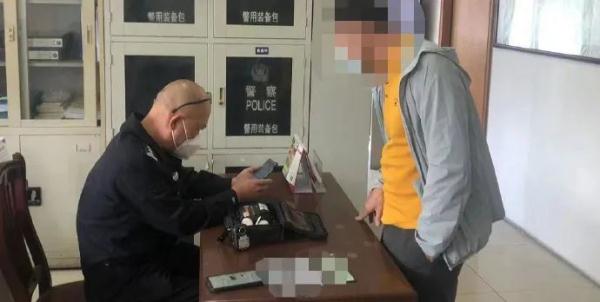 横占4车道掉头逆行，过路司机见状向交警举报！