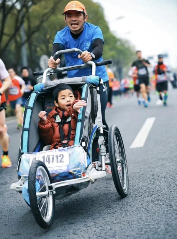 “爸爸快跑！”