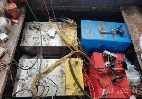 男子禁渔期非法电鱼上百公斤，遇查后弃船丢鱼逃跑