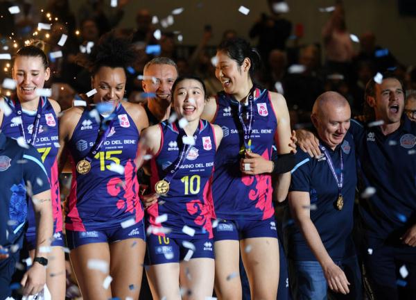 意大利斯坎迪奇队首获女排欧联杯冠军 朱婷两回合共得43分