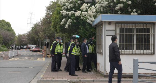 上海一闲置治安亭竟被网红攀爬拍照?最新消息:即将拆除! 上海一闲置治安亭竟被网红攀爬拍照?最新消息:即将拆除!