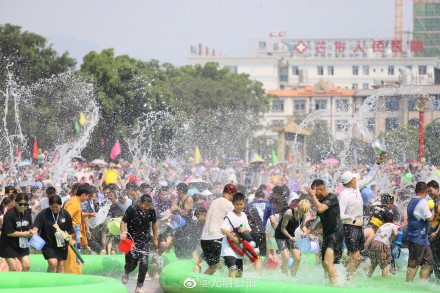 云南德宏泼水节欢乐回归