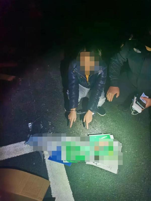 涉黄小卡片竟被发到警车上？网友：自投罗网