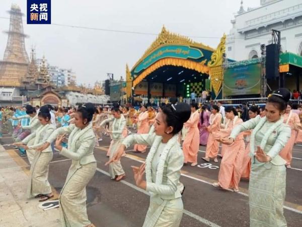 缅甸多地泼水节庆祝活动开幕 民众载歌载舞迎接传统新年