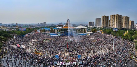 云南德宏泼水节欢乐回归