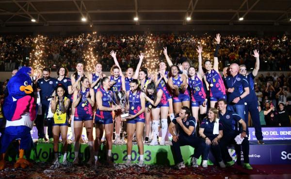 意大利斯坎迪奇队首获女排欧联杯冠军 朱婷两回合共得43分