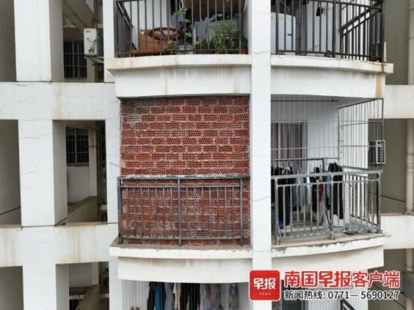 广西一住宅用红砖封阳台，要干啥？业主：“风水先生”要求的