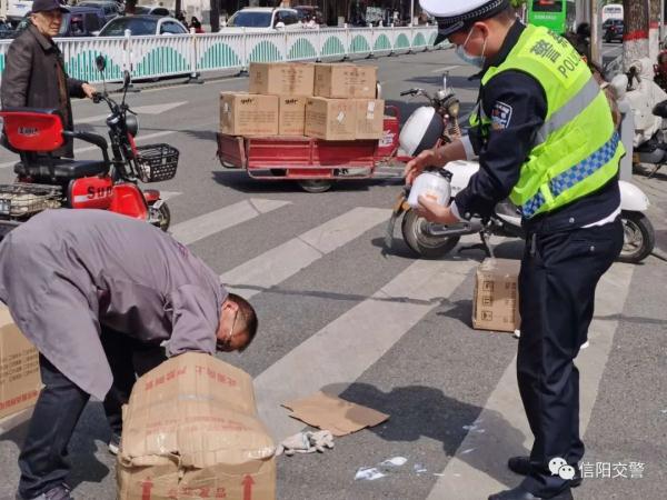 三轮车货物掉落 &nbsp;热心交警来帮忙