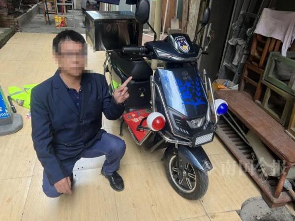 男子穿着交警服装，边抽烟边工作？真相查明