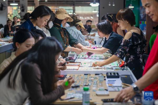 云南瑞丽：旅游热带动珠宝销售热