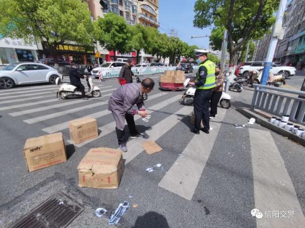 三轮车货物掉落 &nbsp;热心交警来帮忙