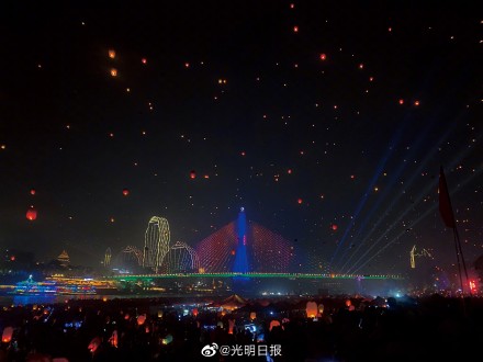 西双版纳万人齐放孔明灯美似星空