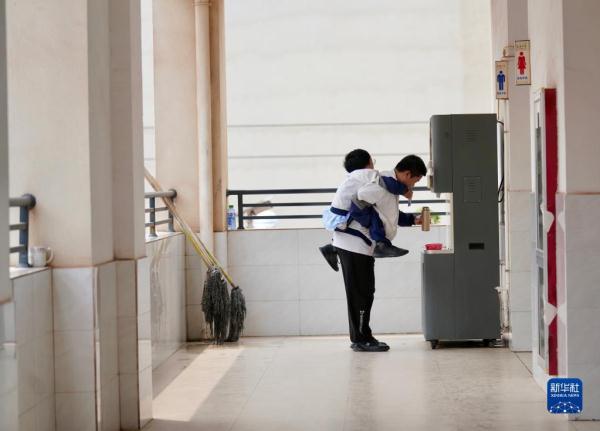 兄弟，让我背你上大学