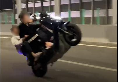 小伙深夜在街头狂飙上演“龙抬头”?佛山交警：安排！