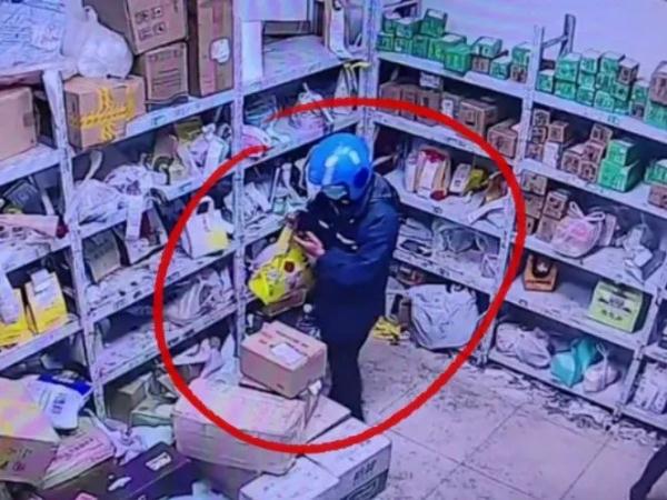 外卖小哥偷外卖吃 外卖小哥偷外卖吃