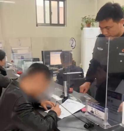 驾驶座车窗伸出一只脚,怎么回事? 驾驶座车窗伸出一只脚,怎么回事?