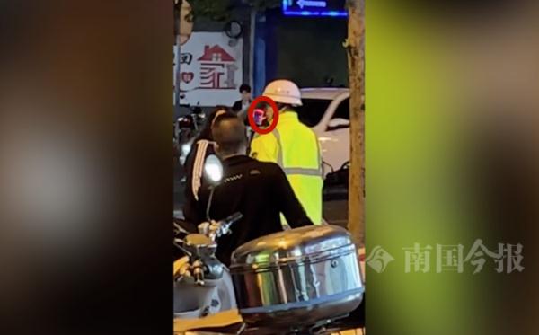 男子穿着交警服装，边抽烟边工作？真相查明