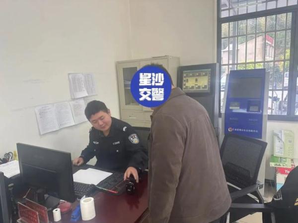 摩托车店主高调炫技?交警:你成功引起了我的注意 摩托车店主高调炫技?交警:你成功引起了我的注意