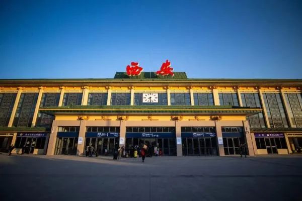 放假通知！4月15日起可购买五一假期火车票