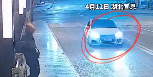 凌晨4点2车3次掉头，竟为了……