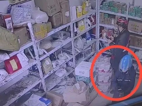 外卖小哥偷外卖吃 外卖小哥偷外卖吃