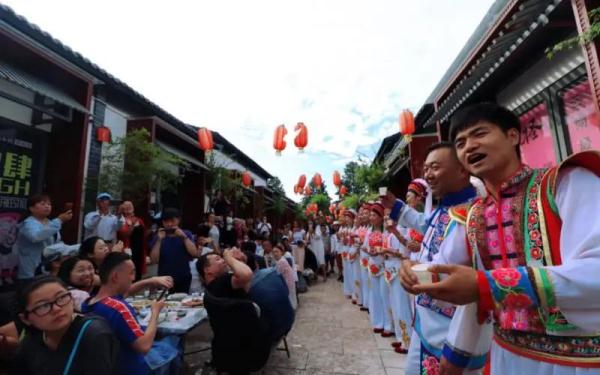 淄博烧烤音乐节、大理情歌汇……网红城市“五一礼包”很诱人 淄博烧烤音乐节、大理情歌汇……网红城市“五一礼包”很诱人