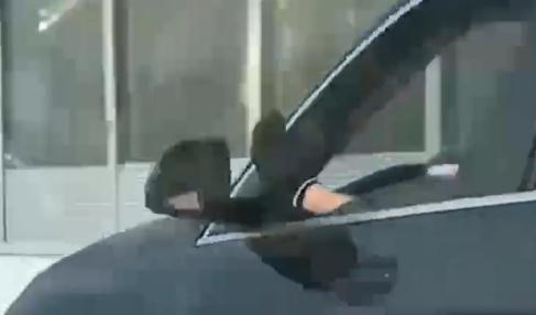 驾驶座车窗伸出一只脚,怎么回事? 驾驶座车窗伸出一只脚,怎么回事?