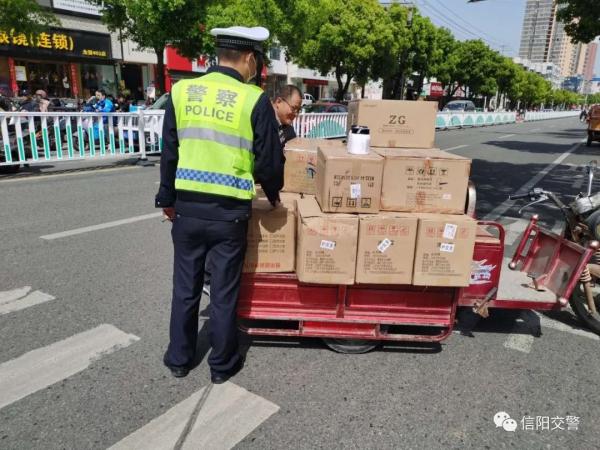 三轮车货物掉落 &nbsp;热心交警来帮忙