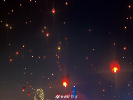 西双版纳万人齐放孔明灯美似星空