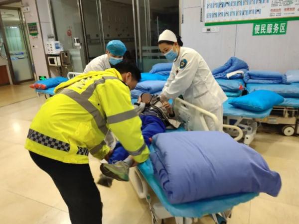 10公里，11个红绿灯！16分钟极速救援！