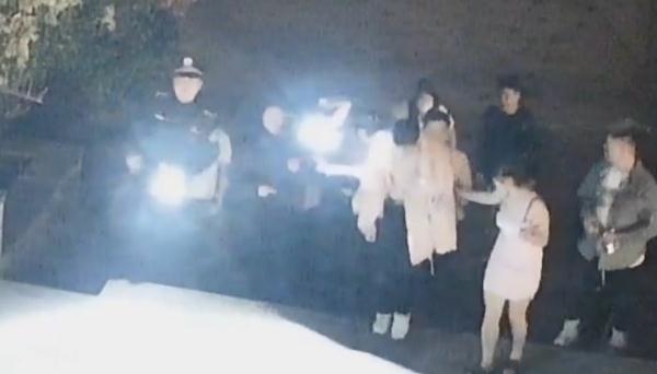 凌晨4点2车3次掉头，竟为了……