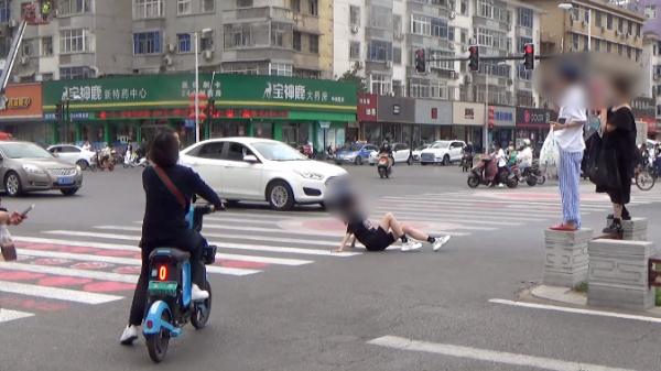 冒险拍“网红照”，主打一个惊心动魄！网友吵翻