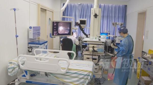 3厘米鱼骨卡喉！男子“土办法”处理险送命...