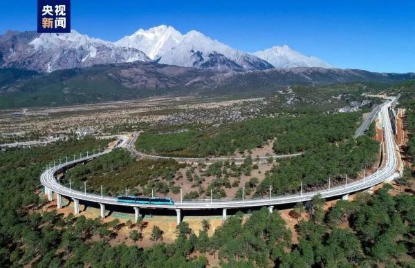 全球首列!丽江“天空之镜”列车月底通车,提前“剧透”→ 全球首列!丽江“天空之镜”列车月底通车,提前“剧透”→