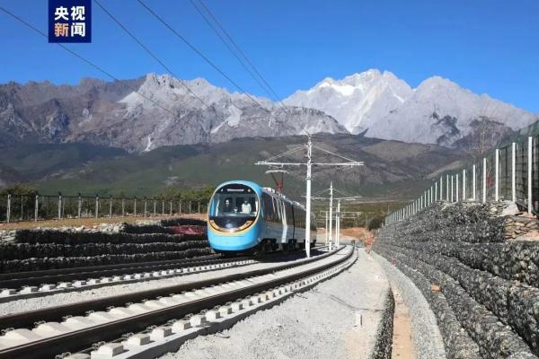 全球首列!丽江“天空之镜”列车月底通车,提前“剧透”→ 全球首列!丽江“天空之镜”列车月底通车,提前“剧透”→