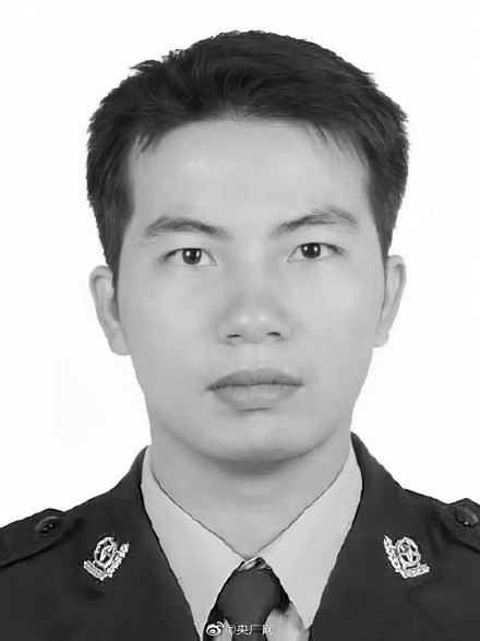 民警被嫌疑人高速驾车拖行百米壮烈牺牲