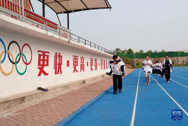 兄弟，让我背你上大学
