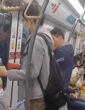 看傻眼！上海地铁两男子为抢“站位”互相推搡，网友评论亮了