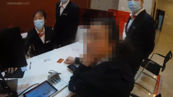 女子着急汇款20万,银行小姐姐“无情”拒绝 女子着急汇款20万,银行小姐姐“无情”拒绝