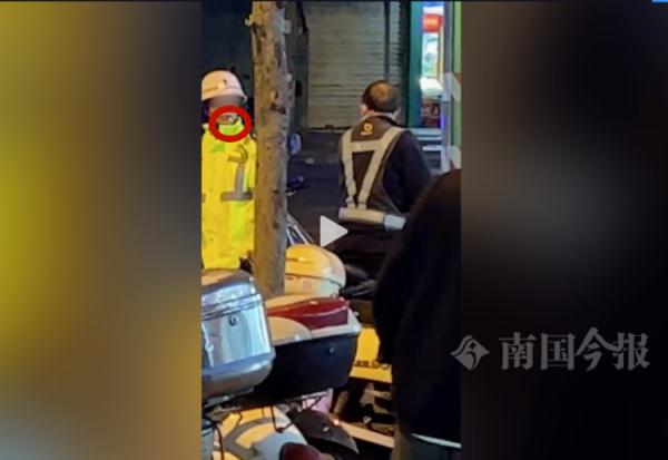 男子穿着交警服装，边抽烟边工作？真相查明