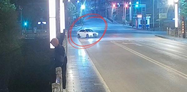 凌晨4点2车3次掉头，竟为了……
