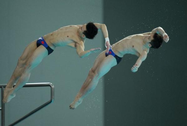 跳水——世界杯西安站男子双人10米台：练俊杰/杨昊夺冠