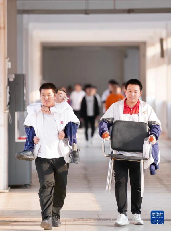 兄弟，让我背你上大学
