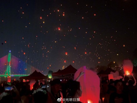 西双版纳万人齐放孔明灯美似星空