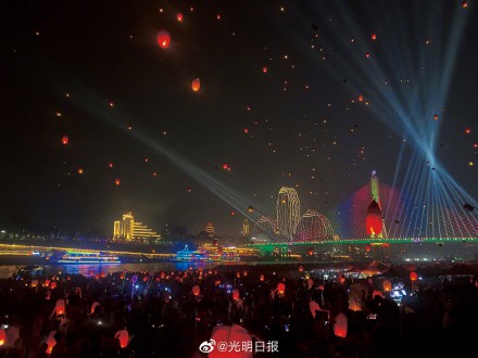 西双版纳万人齐放孔明灯美似星空