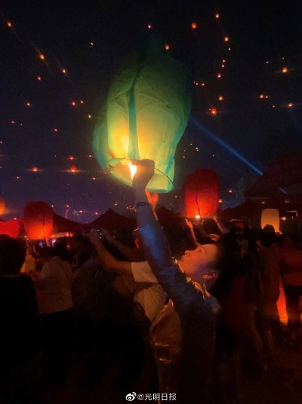 西双版纳万人齐放孔明灯美似星空