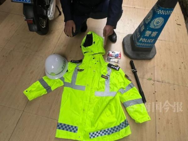 男子穿着交警服装，边抽烟边工作？真相查明