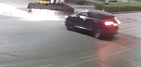 凌晨4点2车3次掉头，竟为了……