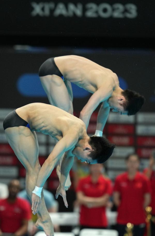跳水——世界杯西安站男子双人10米台：练俊杰/杨昊夺冠