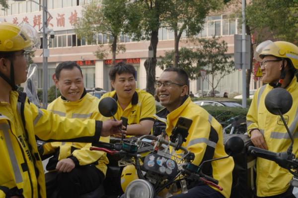 “跑外卖不丢人”！这名骑手大哥火了！